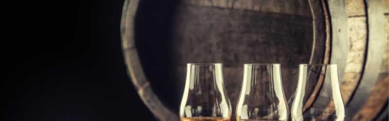 Whisky Fass mit Gläsern