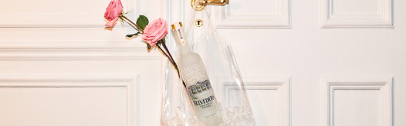 Bild zeigt Plastiktüte mit Belvedere Vodka und Rose