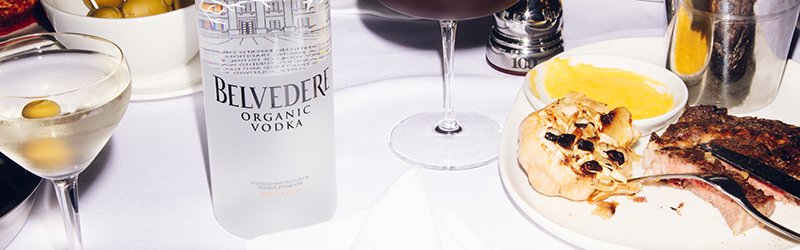 Foto toont glazen met Belvedere Vodka