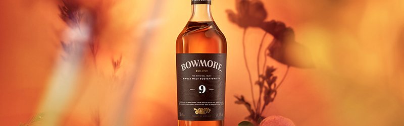 Bowmore whisky op een lichte achtergrond met planten