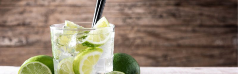 Erfrischende Caipiroska mit Vodka, Limette und Zucker