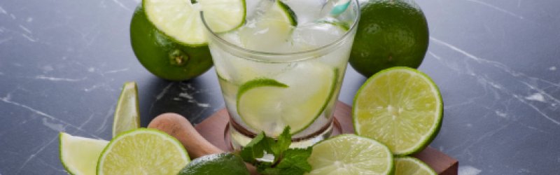 Bild zeigt eine Caipirinha de Vinho mit Weißwein, serviert auf Eis.