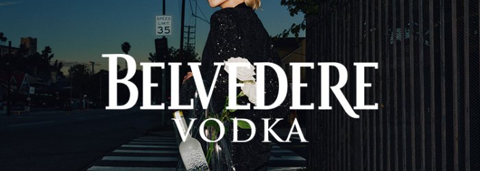 Frau mit Belvedere Vodka Flasche