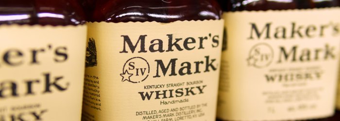 Flaschen - stehen nebeneinander - Regal, etikettiert als „Maker's Mark Kentucky Straight Bourbon Whisky“.