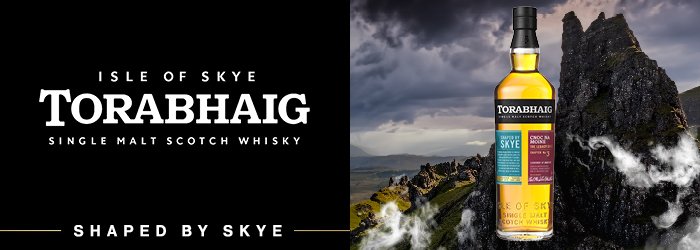 Whiskyfles staat voor een Schots berglandschap, donkere wolken in de lucht, tekst links: "TORABHAIG".