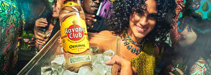 Une bouteille de Havana Club est tenue dans une coupe remplie de glace lors d'une fête.