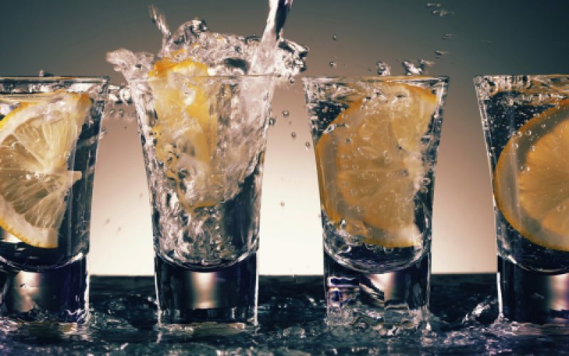 De afbeelding toont een verzameling glazen gevuld met verschillende alcoholische dranken. Deze display toont een reeks drinkvaten, waaronder steelware en highball glazen, die vaak worden gebruikt voor het serveren van klassieke cocktails en cocktails.