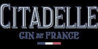 Tekst "Citadelle Gin de France" in blauwe letters op een witte achtergrond, met Franse vlag.